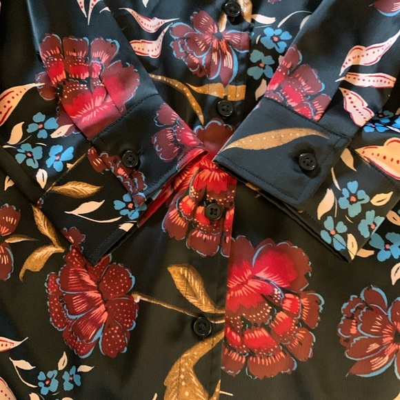Denim and Company, silky blouse, size medium, floral, black background - Picture 5 of 6